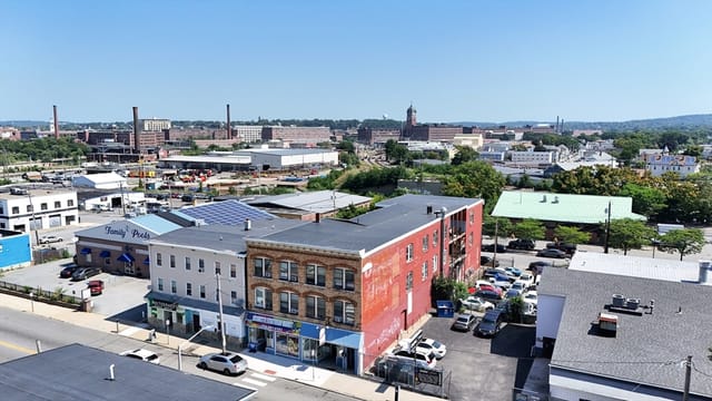 Multifamiliar de 38 habitaciones en 82 S Broadway, Lawrence