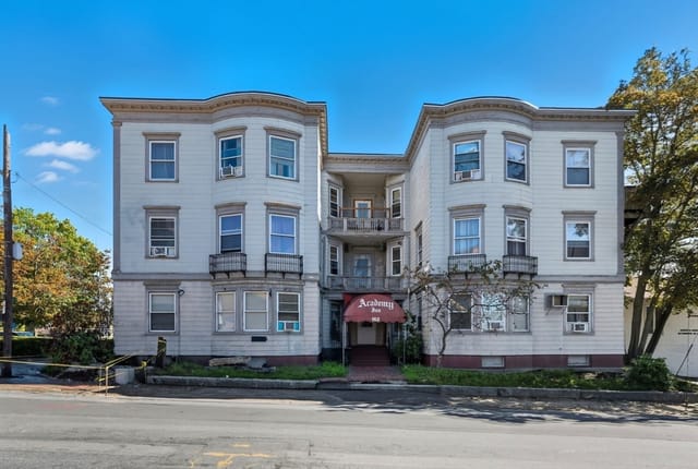 Comercial de 0 quartos em 162 Warren Ave, Brockton