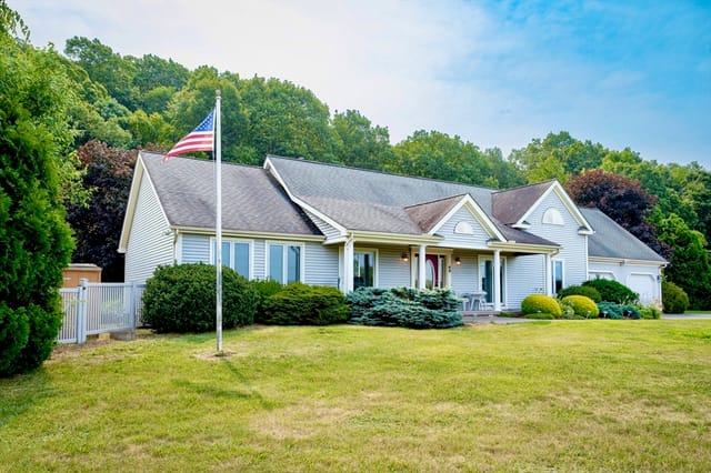Casa Unifamiliar de 3 quartos em 48 N Longyard Road, Southwick