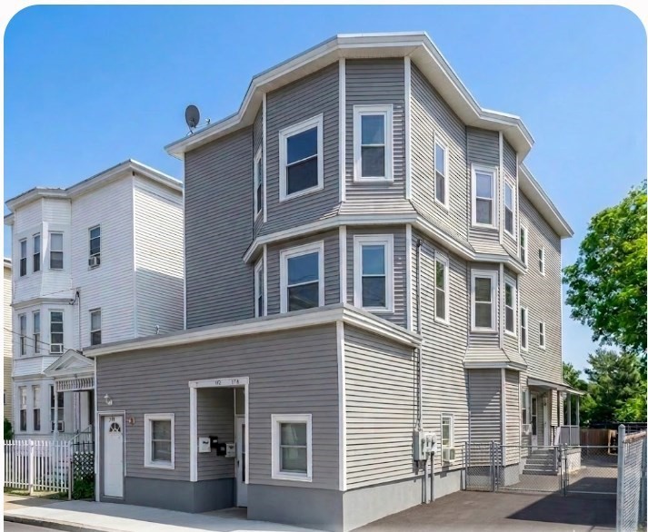 Multifamiliar de 12 habitaciones en 172-174 Park St, Lawrence
