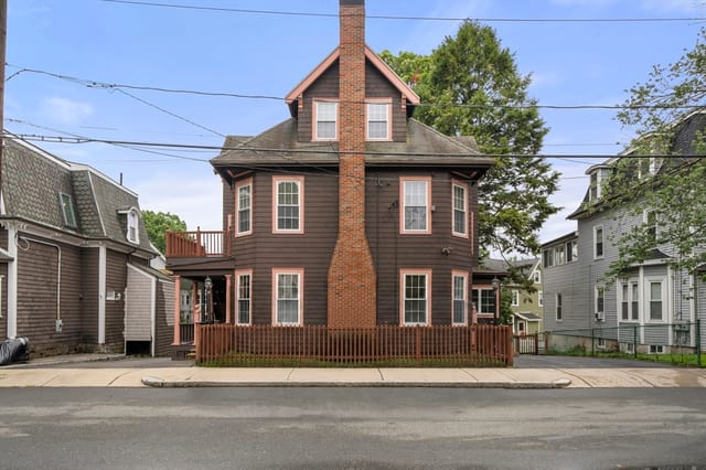Multifamiliar de 5 quartos em 16-18 Kernwood St, Malden