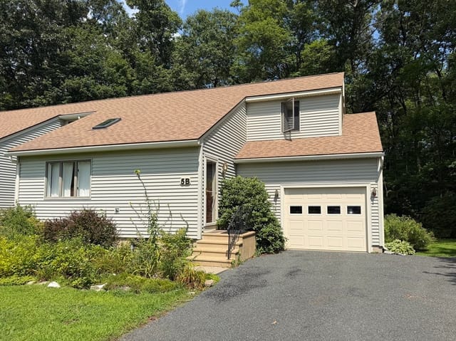 2-bed Condo at 5 Meadow Oak Ln # B, Deerfield