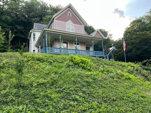 4-bed Single Family at 17 Blandford Hill Rd, Huntington