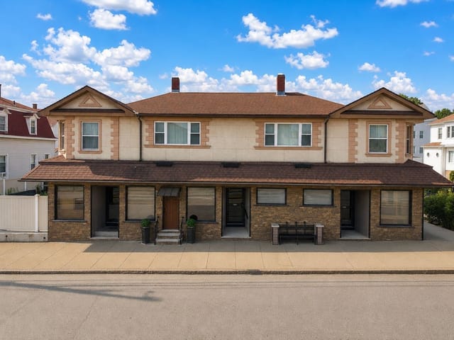 Multifamiliar de 4 quartos em 483-491 Brayton Ave., Fall River