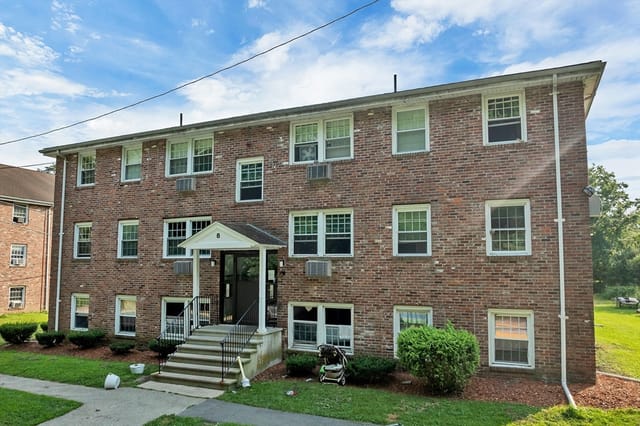 2-bed Condo at 8 Carriage Hill Rd # 17, Amesbury