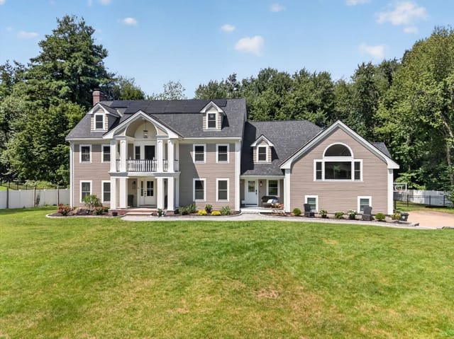 5-bed Single Family at 4 Fairway Dr, Andover