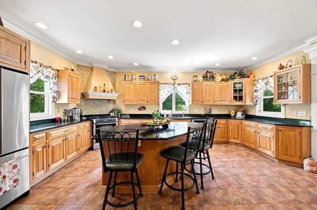 4-bed Single Family at 135 Lancaster Dr, Agawam