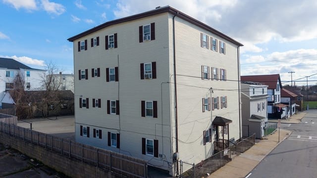 Multifamiliar de 20 quartos em 144 Choate St., Fall River