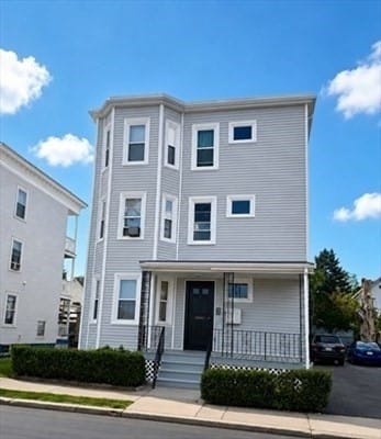Multifamiliar de 9 habitaciones en 49 Camden St, Lynn