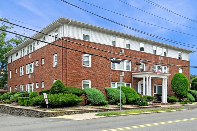 Condomínio de 1 quartos em 100 Magnolia Ave # 22, Lynn