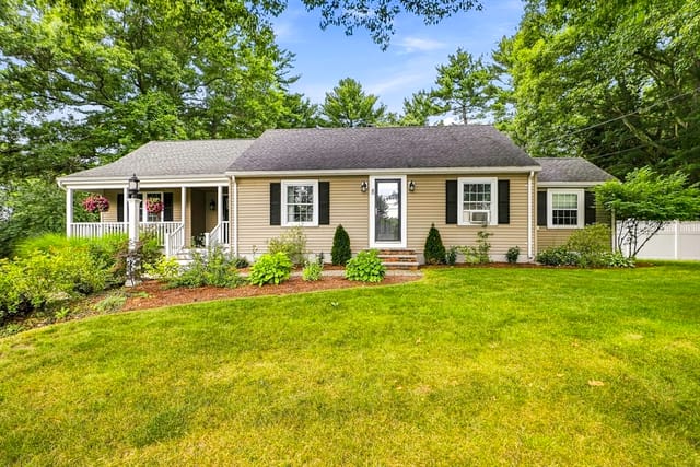 Casa Unifamiliar de 3 quartos em 8 Mellen St, Hopedale