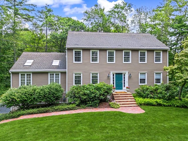 4-bed Single Family at 8 Erika Dr, Hopkinton