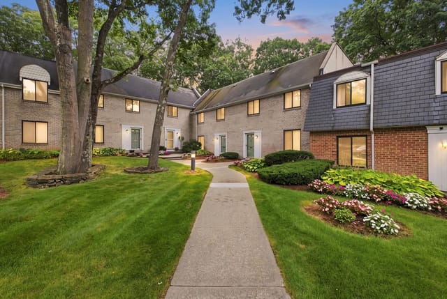 Condominio de 3 habitaciones en 95 Commons Dr # 107, Shrewsbury