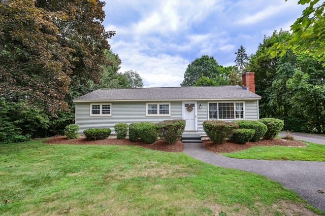 3-bed Single Family at 449 Buck St, Pembroke