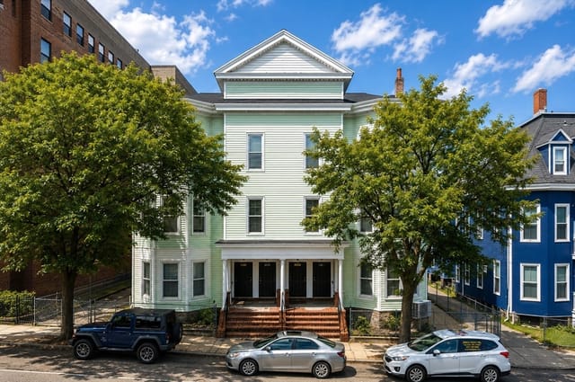 Multifamiliar de 28 quartos em 342-344 Bowdoin Street, Boston
