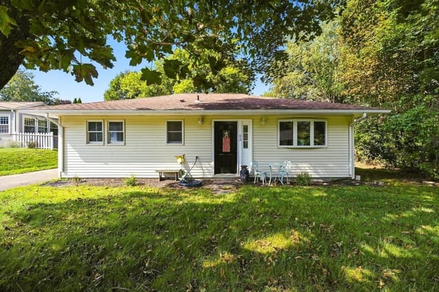 3-bed Single Family at 33 Deer Pond Drive, Leicester