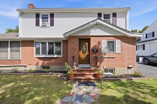 4-bed Single Family at 76 Woodcliff Rd, Quincy