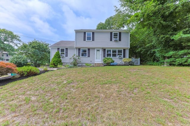 5-bed Single Family at 33 Lakefield Rd, Yarmouth