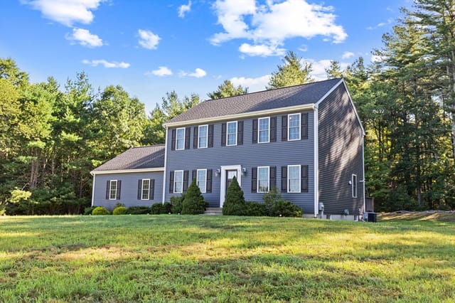 3-bed Single Family at 9 Shamrock Ln, Lakeville