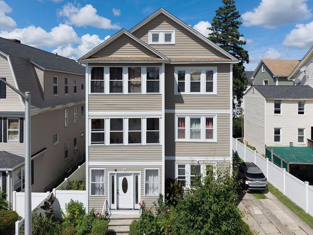 Multifamiliar de 9 habitaciones en 87 Fairfax Rd, Worcester