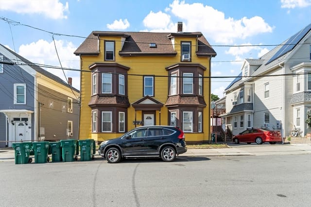 Multifamiliar de 9 habitaciones en 107 Hollingsworth St, Lynn