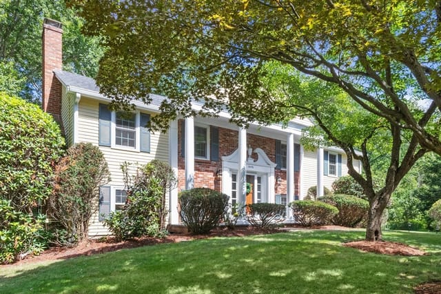 4-bed Single Family at 20 Village Cir, Lexington