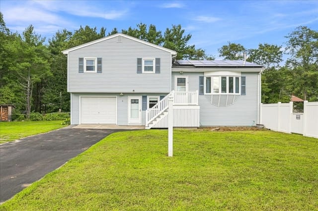 3-bed Single Family at 3 Charbonneau Ave, Lakeville