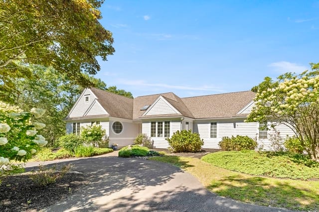 Casa Unifamiliar de 4 quartos em 30 Hill And Plain Road, Falmouth