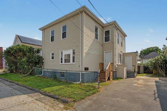 Multifamiliar de 4 habitaciones en 10 Carlisa Dr, Fall River