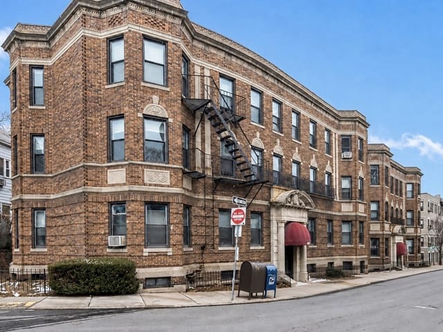 Condomínio de 2 quartos em 43 Glenville Ave # 8, Boston