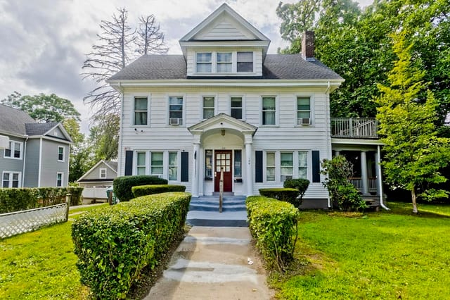 Multifamiliar de 9 quartos em 104 Narragansett St, Springfield