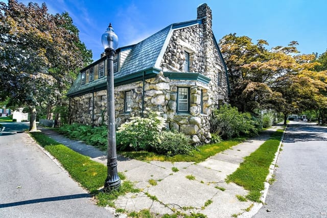 4-bed Single Family at 30 Arnold Place, New Bedford