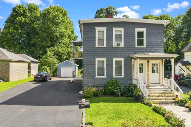 Multifamiliar de 5 quartos em 32 Frank St, Middleboro