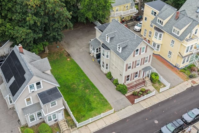 Condomínio de 3 quartos em 33 Cohasset St # 2, Boston