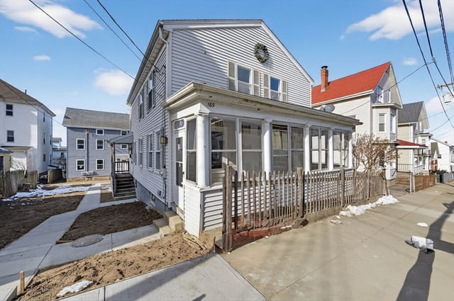 4-bed Single Family at 165 Grant St, Fall River
