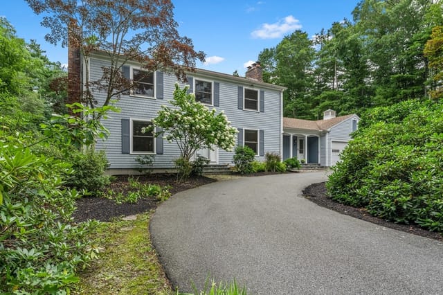 4-bed Single Family at 18 Indian Cove Rd, Marion