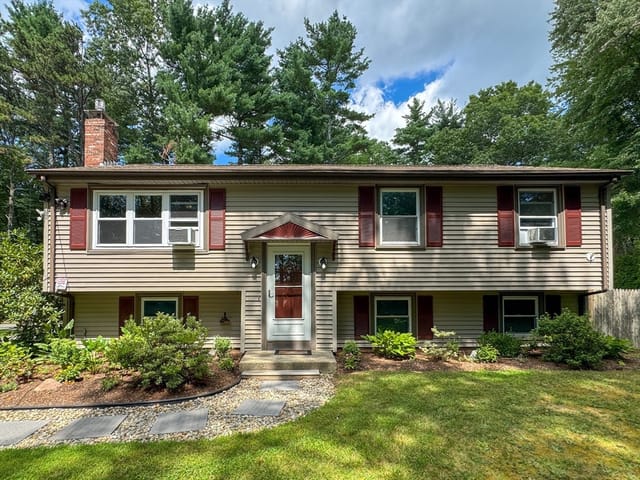 Casa Unifamiliar de 3 quartos em 617 Marys Pond Rd, Rochester