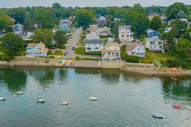 4-bed Single Family at 2 Stone Ter, Marblehead