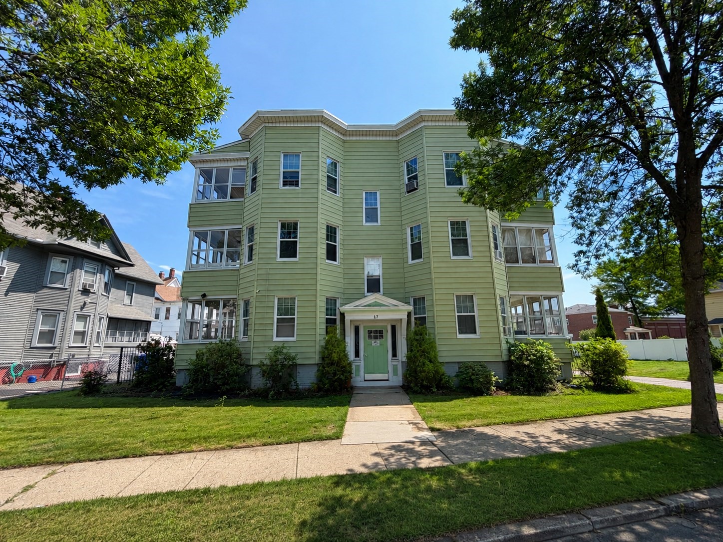 Multifamiliar de 18 quartos em 15-19 Litchfield St, Springfield