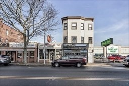 Multifamiliar de 6 habitaciones en 132-134 S Broadway, Lawrence
