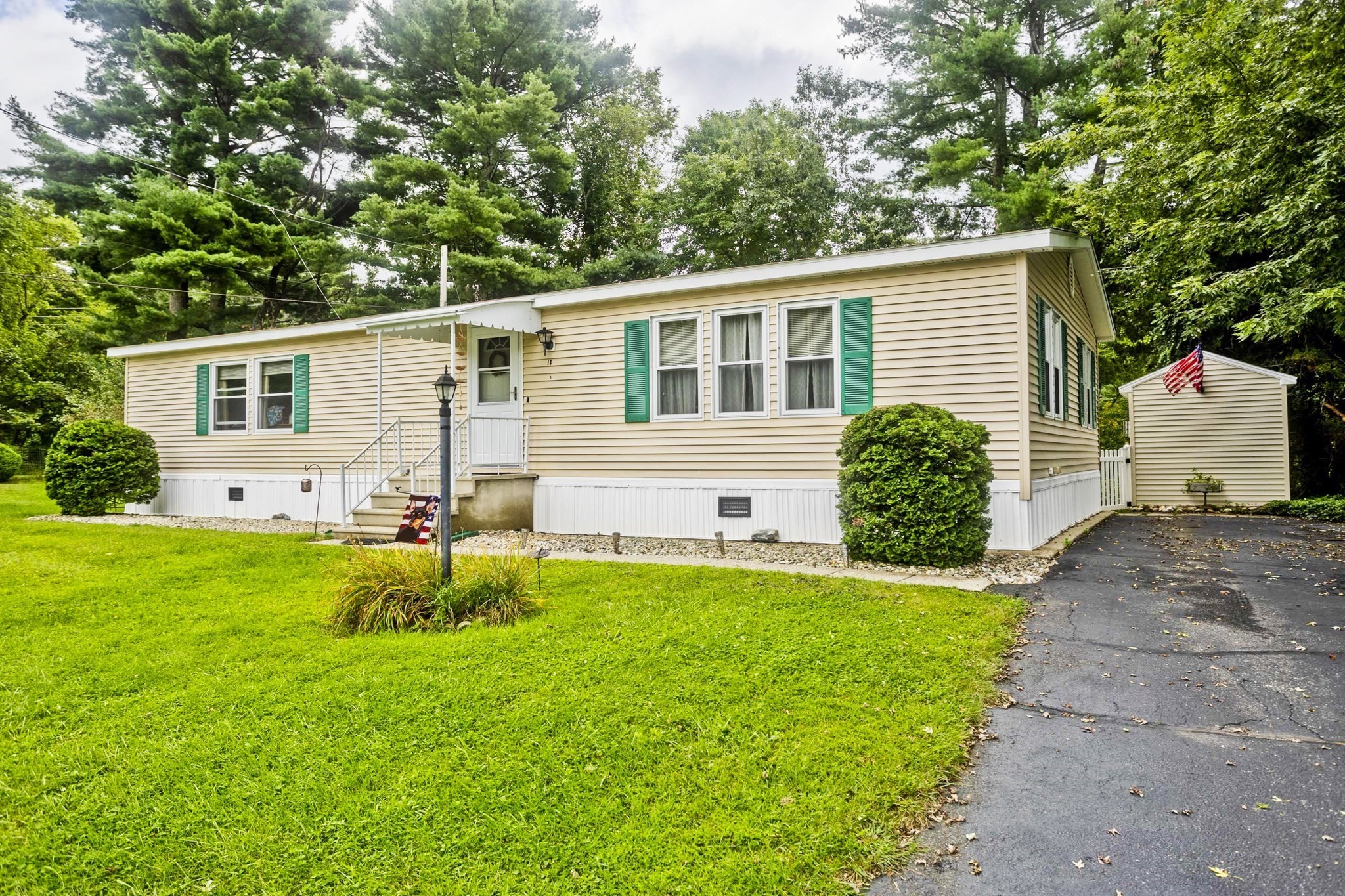 2-bed Single Family at 14 Sunnydale Circle, Brimfield