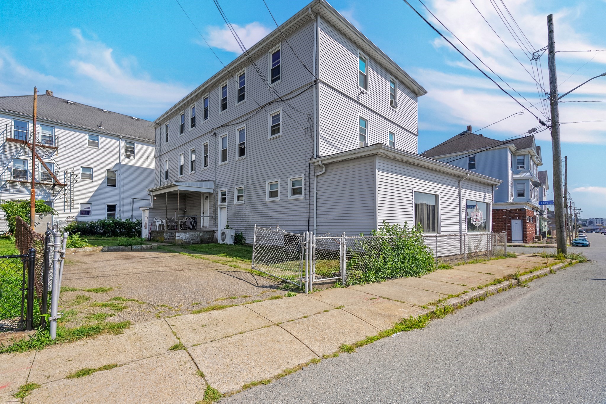 Multifamiliar de 8 habitaciones en 84 Cory Street, Fall River