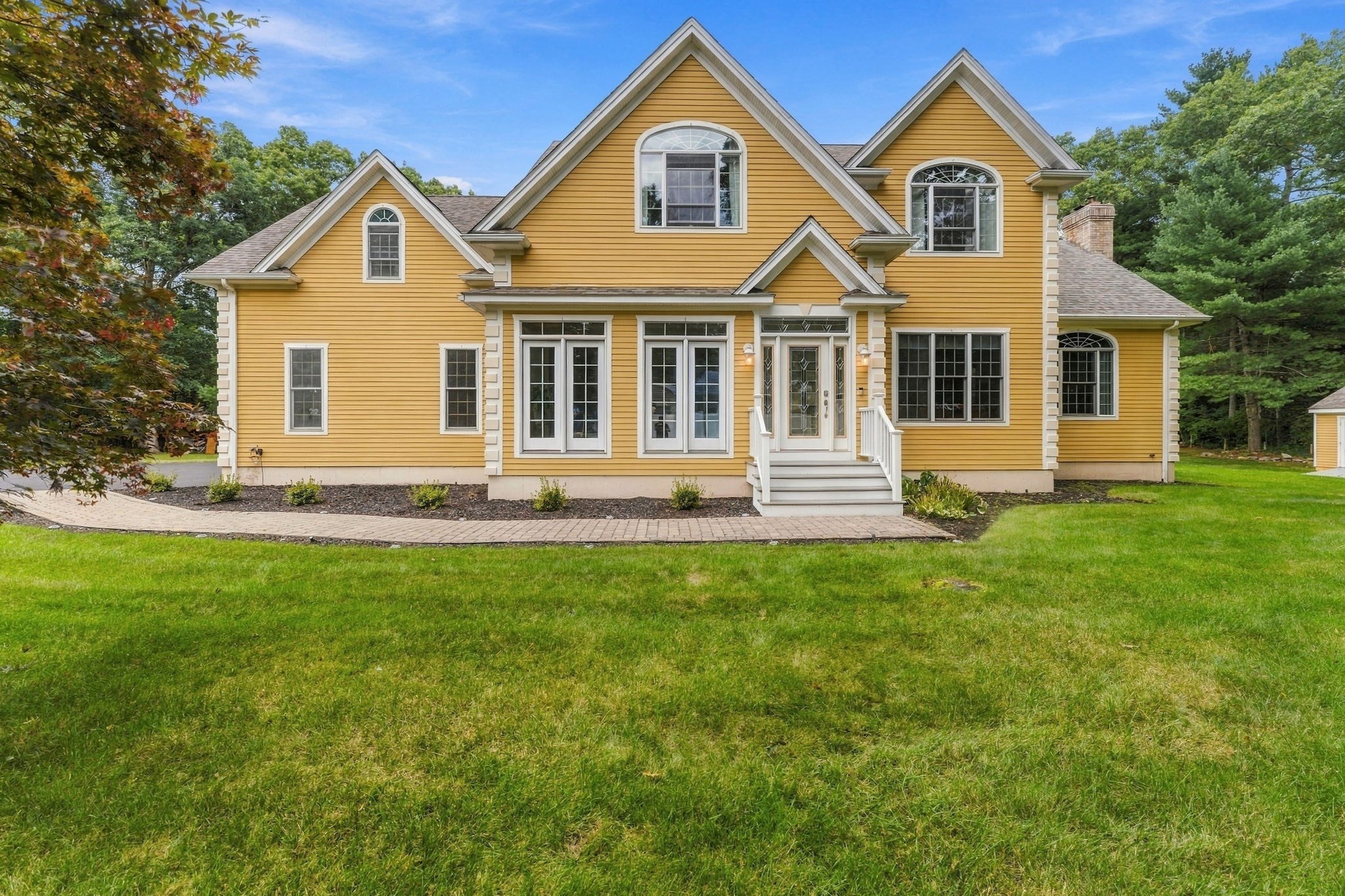 4-bed Single Family at 22 Division St, Seekonk