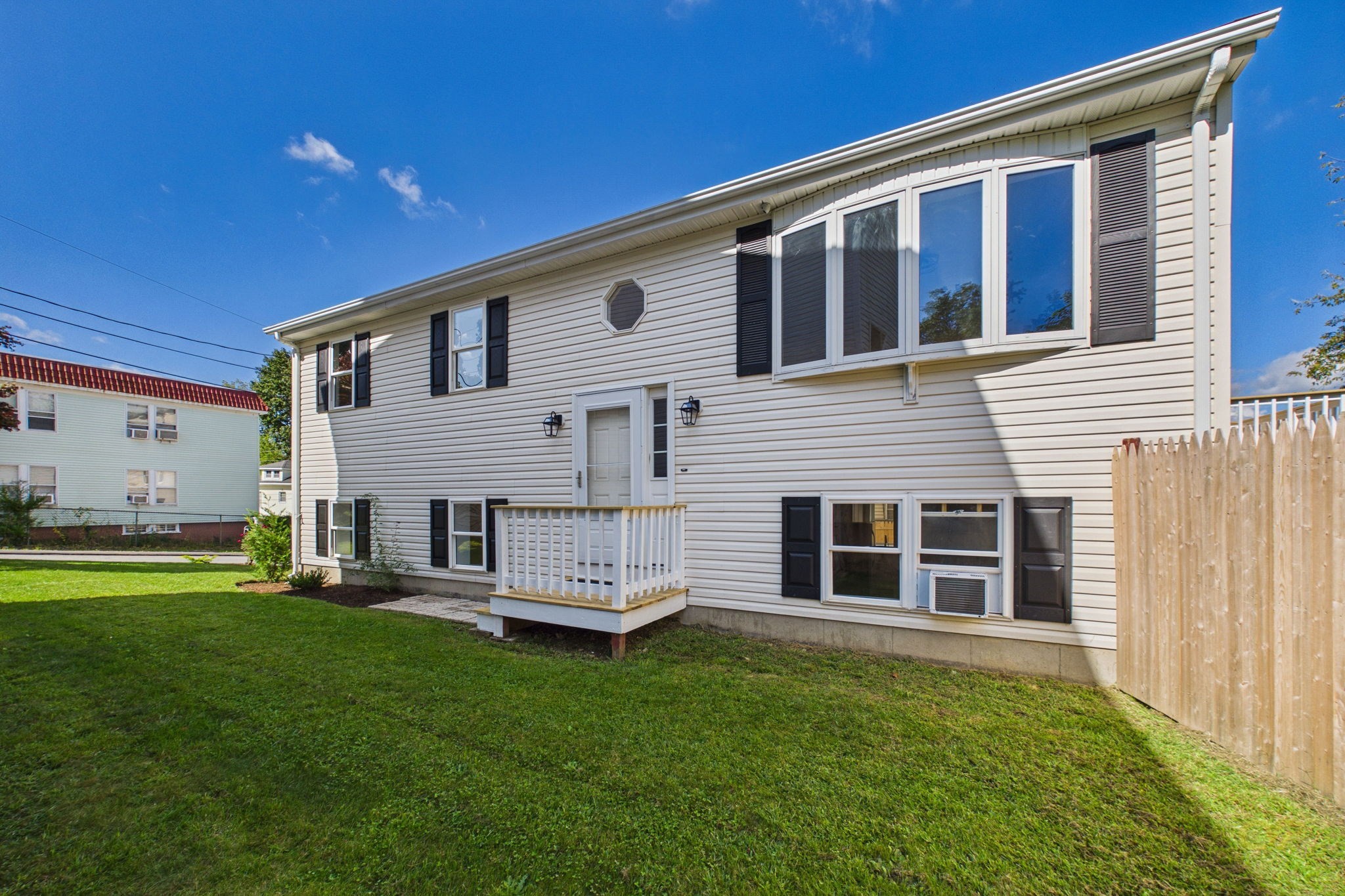 Casa Unifamiliar de 4 habitaciones en 102 Vestal St, Fall River