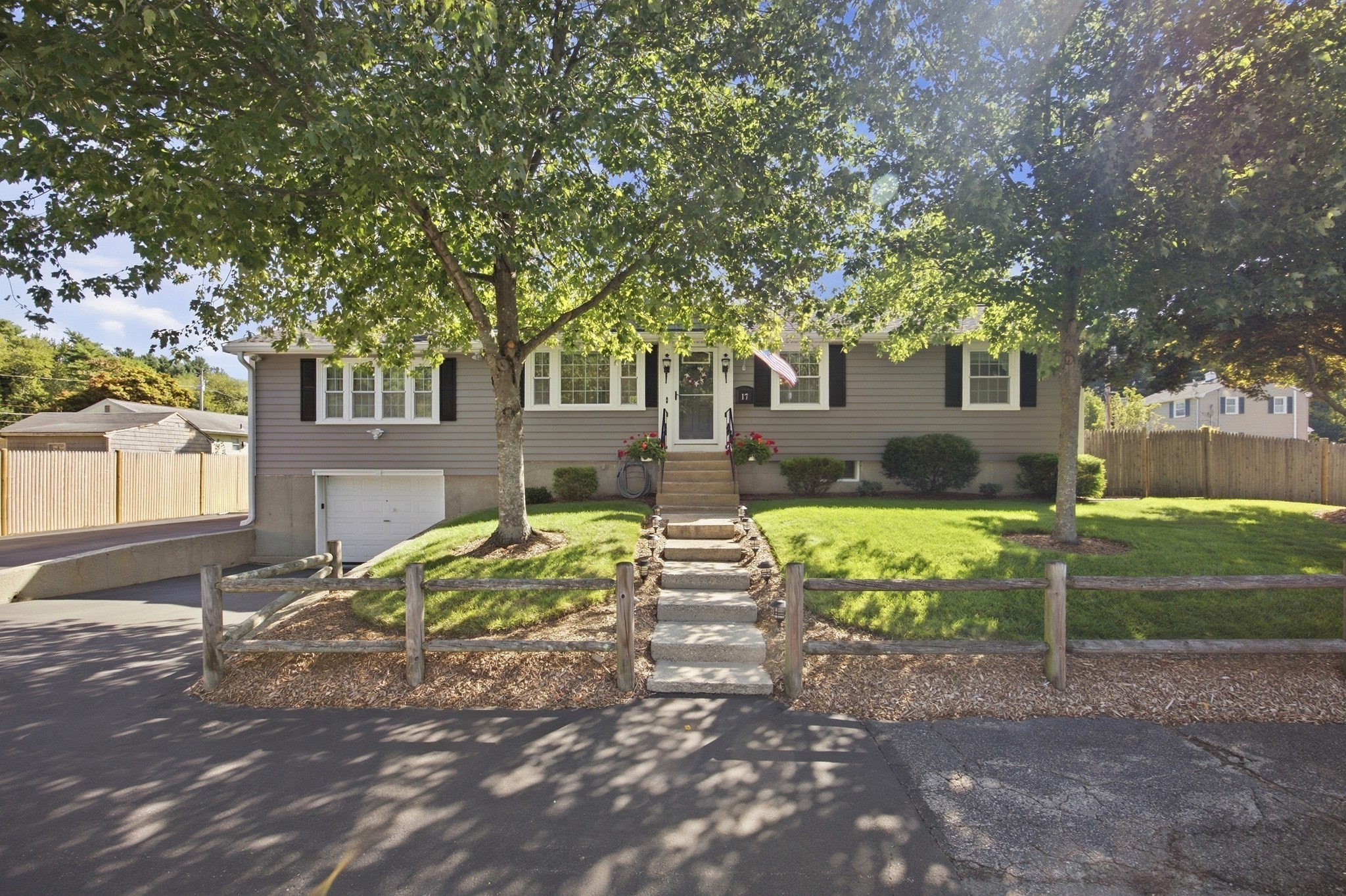 Casa Unifamiliar de 4 quartos em 17 Grove Ave, Holbrook