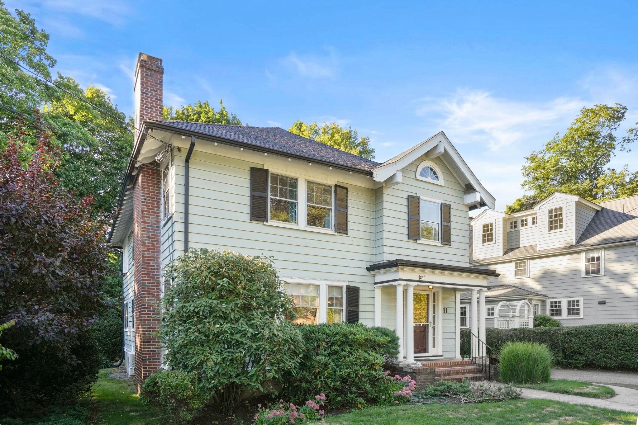 4-bed Single Family at 11 Stoneleigh Road, Newton