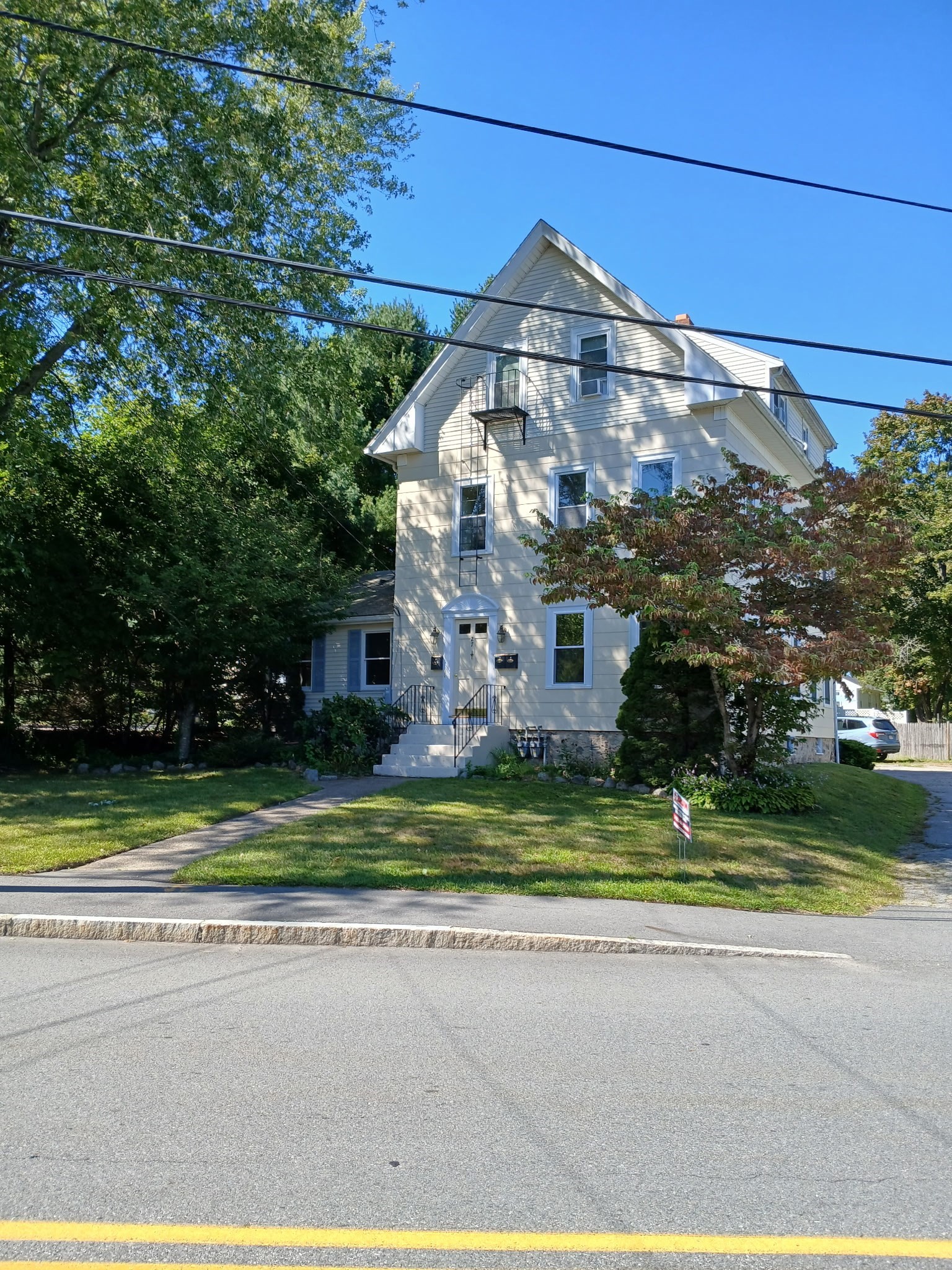 Multifamiliar de 5 quartos em 27 Arnold Road, North Attleboro