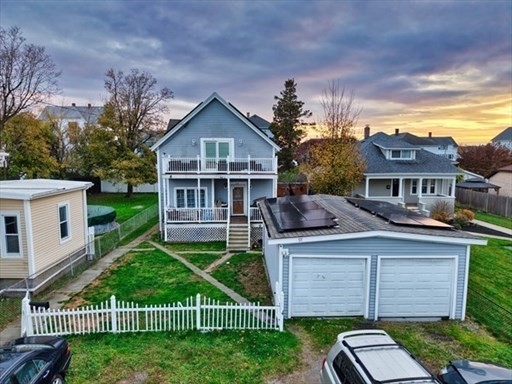 Multifamiliar de 4 habitaciones en 355 Peckham St, Fall River