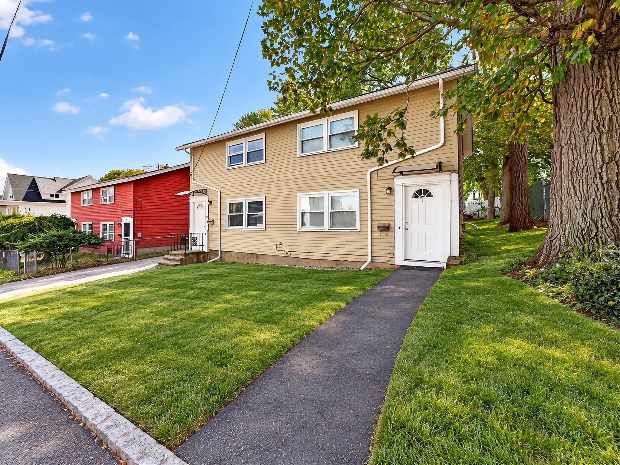 Multifamiliar de 4 quartos em 68-70 B Street, Lowell