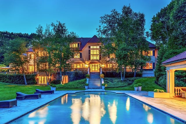 Casa Unifamiliar de 8 quartos em 18 Longmeadow Drive, Westwood